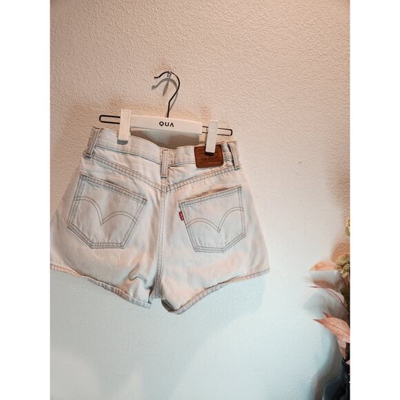 Levi’s Premium Women’s High-Waisted Denim Shorts Light‎ Wash Size 27 - Picture 2 of 7